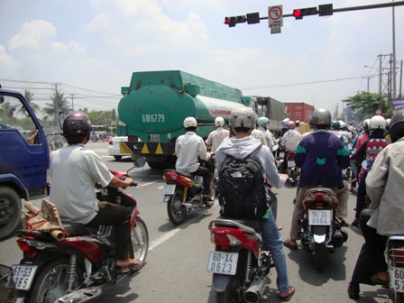 Báo động tình trạng ô tô gây tai nạn giao thông đối với người dừng chờ tín hiệu đèn đỏ